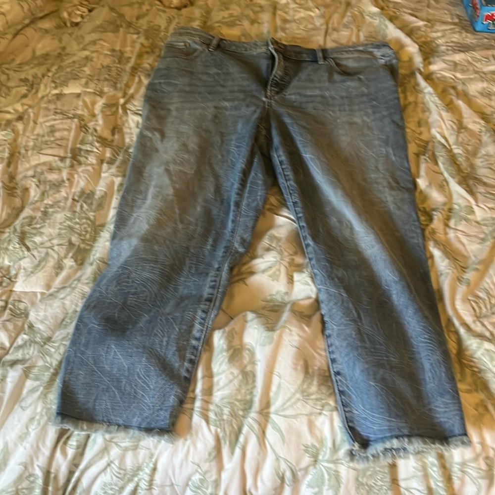 NWT Chico’s size 2.5 So Slimming Girlfriend Slim Leg